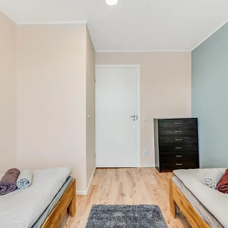 11 - Bright & Quiet 2br Apartment, Near Old Town